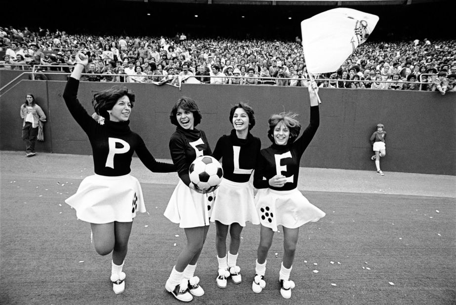 Cheerleaders wait to welcome Pelé onto the field during a Cosmos match in 1977.