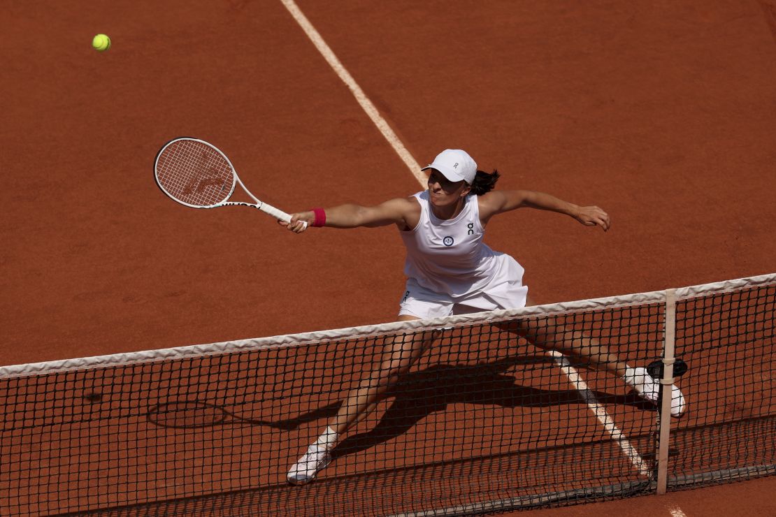 Iga Świątek continues defense of French Open title with straight sets victory over American Coco Gauff | CNN