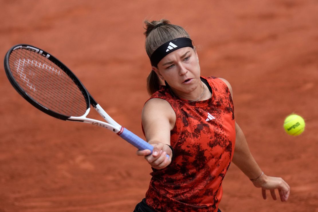 Iga Świątek emerged victorious in the women’s French Open, defeating Karolína Muchová in a thrilling match. This news was reported by CNN.