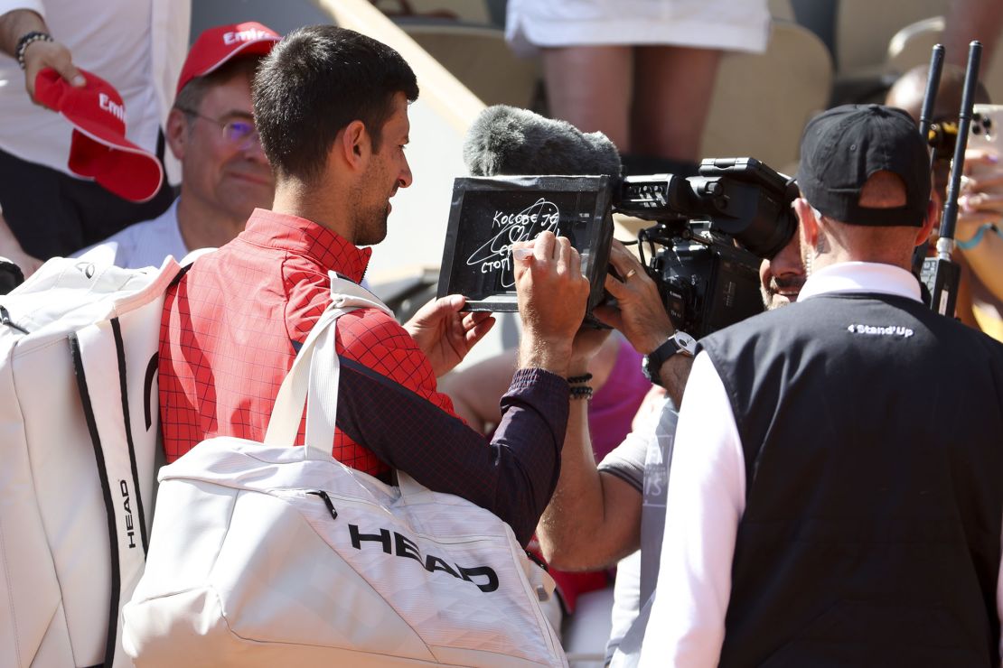Djokovic leaves his message on the camera lens after his first-round victory at Roland-Garros. 