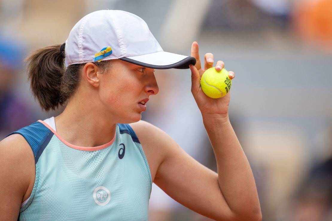 Świątek wears a ribbon in support of Ukraine at last year's French Open. 