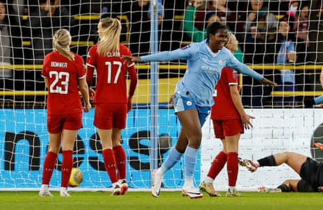 Khadija Shaw makes it three for Man City on the stroke of half-time.