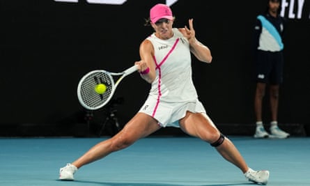 “Never give up”: Iga Swiatek makes a triumphant comeback to defeat Danielle Collins in an intense match at the Australian Open.