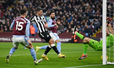 Newcastle’s Fabian Schär scores twice to break Aston Villa’s undefeated streak at home.