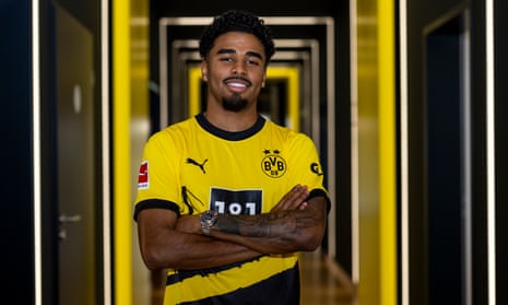 Borussia Dortmund have announced the loan signing of Ian Maatsen from Chelsea.