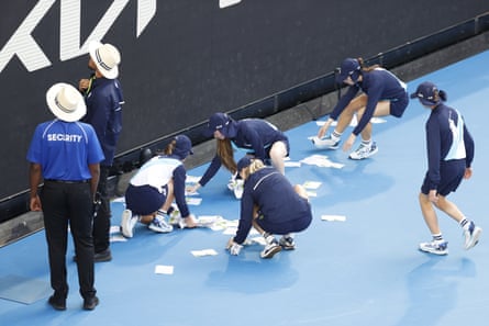 ‘s

The organisers of the Australian Open express gratitude to the audience for their prompt response to the protester’s actions.