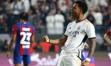 Vinícius Júnior guides Real Madrid to victory against Barcelona in the Super Cup.