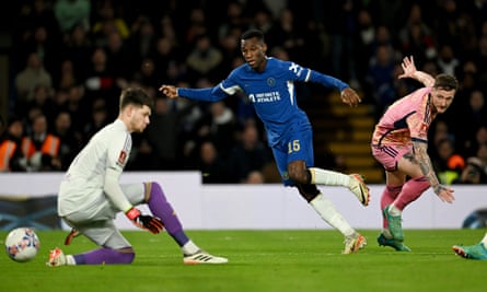 Chelsea defeat Leeds with Conor Gallagher’s composure, securing a spot in the quarter-finals.