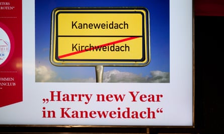A sign with the inscription “Harry New Year in Kaneweidach” welcomes Harry Kane to the stage.