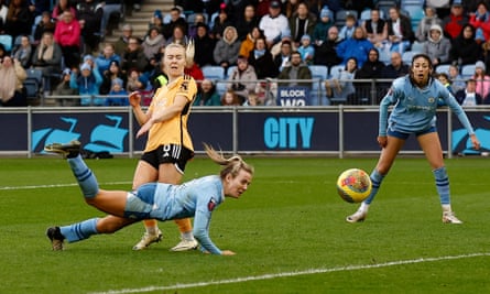 In the latest WSL matches, Manchester United defeated Brighton while Liverpool managed to salvage a draw against Tottenham.