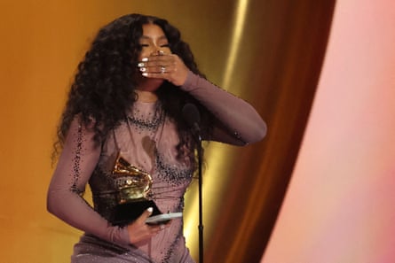 SZA accepts the award for best R&B song for Snooze.