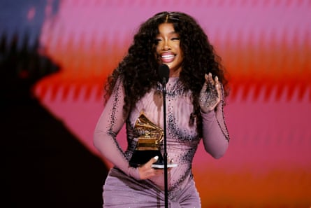 SZA accepts the best R&B song award for Snooze – but was she robbed for album of the year?