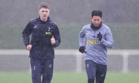Heung-min Son trains with Tottenham.
