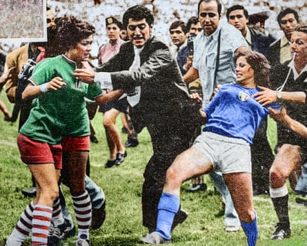 Mexican and Italian players fighting on the pitch.