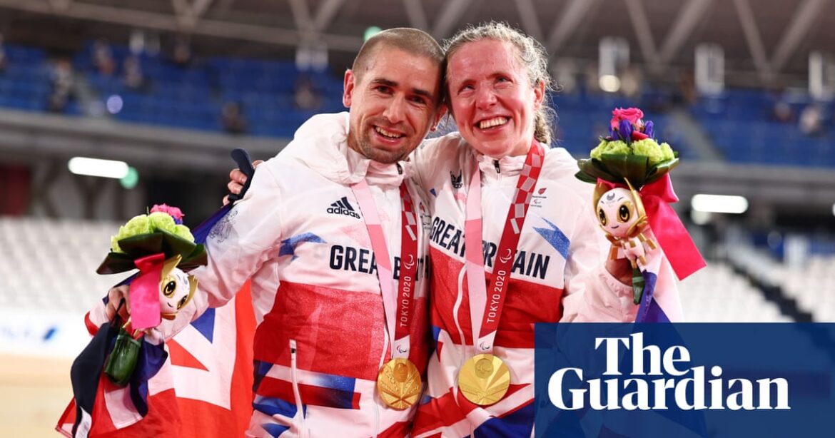 A trio of British para-cyclists had their world silver medals stolen during a robbery in Rio de Janeiro.