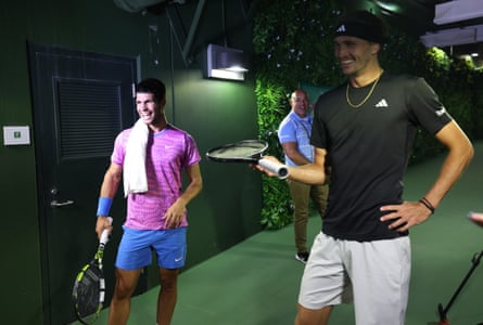 Carlos Alcaraz overcomes bee attack to advance to Indian Wells semi-finals against Jannik Sinner.