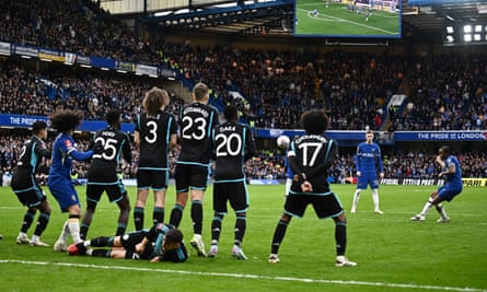 Chelsea advances to the semi-finals of the FA Cup after scoring two late goals to defeat a 10-man Leicester team in a chaotic and intense match.