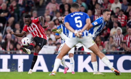 Iñaki Williams shoots against Alavés