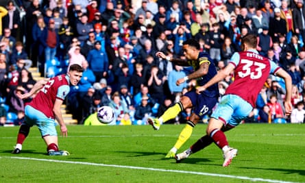 Kluivert and Semenyo of Bournemouth lead the way in punishing Burnley’s lackluster performance, resulting in boos from the crowd.