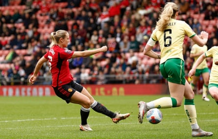 Manchester City scored four goals against Brighton in the WSL and are keeping up with Chelsea.