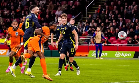 Netherlands easily defeats Scotland with goals from Wijnaldum and Weghorst despite Scotland’s missed opportunities.