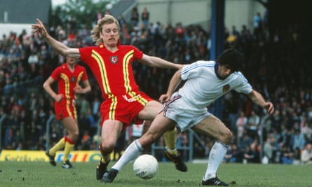 Dave Roberts in action for Wales against Yugoslavia in their Euro ‘76 qualifier at Ninian Park in May 1976. The game, sadly for Wales, ended 1-1