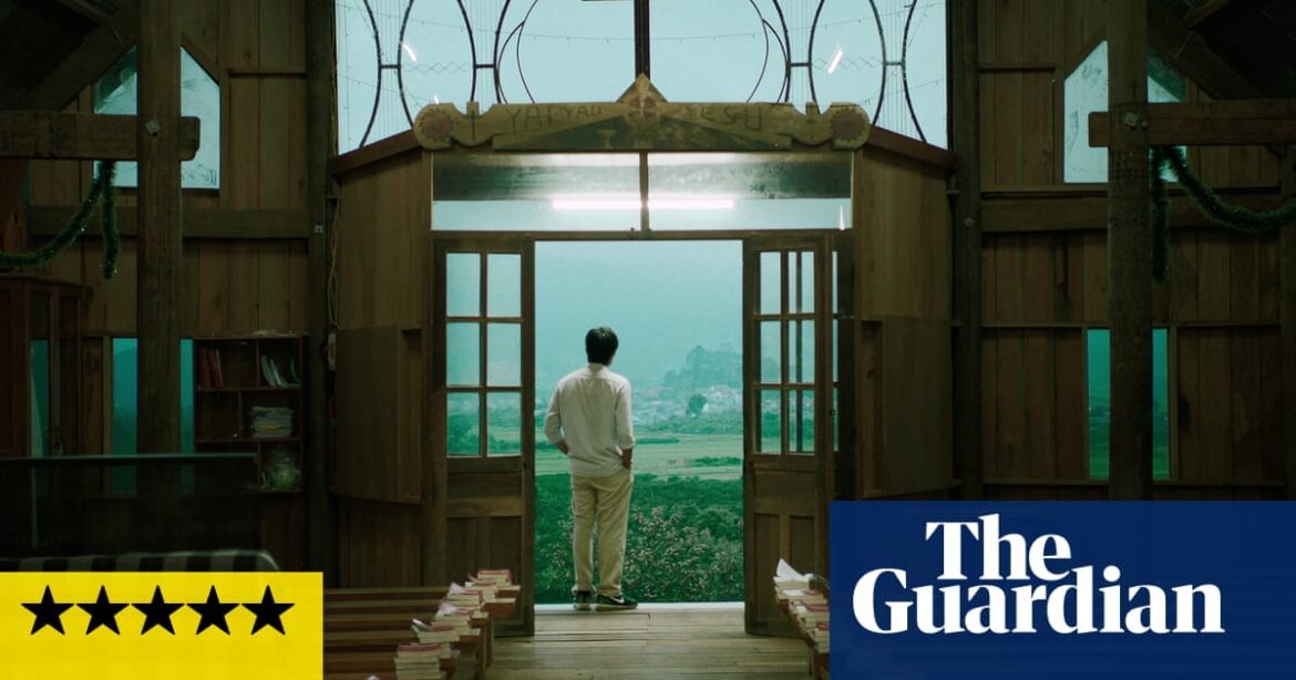 Review of “Inside the Yellow Cocoon Shell” – a stunning portrayal of contemplation on spirituality and mortality through the lens of slow cinema.