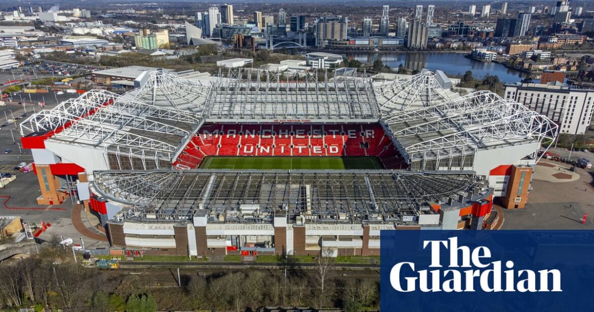 The football club Manchester United has enlisted Lord Coe to head a task force responsible for overseeing the development of their new stadium.