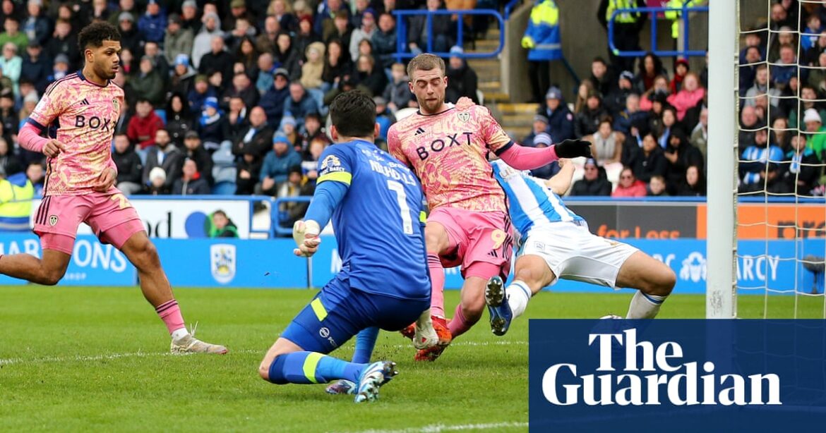 The latest news from the Championship: After a streak of wins, Leeds settles for a draw against 10-man Terriers.