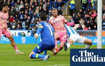 The latest news from the Championship: After a streak of wins, Leeds settles for a draw against 10-man Terriers.