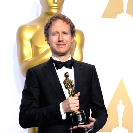 The Oscars speech by Jonathan Glazer was criticized by the director of Son of Saul, who stated that it would have been better for Glazer to remain silent.