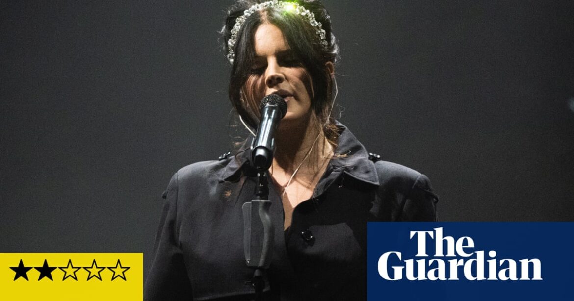Lana Del Rey at Coachella review – a disappointingly lifeless start to the festival