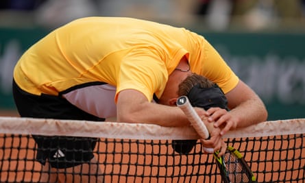 Alex de Minaur banishes Australian woes with easy French Open win