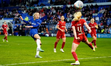 Aggie Beever-Jones lashes in a volley to draw Chelsea level at 2-2 in the second half