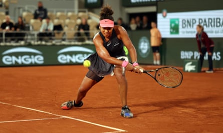 Iga Swiatek digs deep to fend off Naomi Osaka in three-set French Open classic