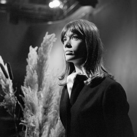 Françoise Hardy, French pop singer and fashion muse, dies aged 80