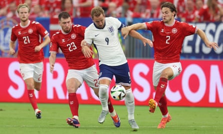 Harry Kane is closely marked by Morten Hjulmand, Pierre-Emile Hojbjerg and Joachim Andersen of Denmark