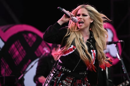 Avril Lavigne at Glastonbury review – pop punk pioneer still gives potent teenage kicks