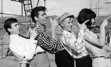 Going where the sun shines brightly … Hayes between Cliff Richard and Una Stubbs in Summer Holiday, 1964.