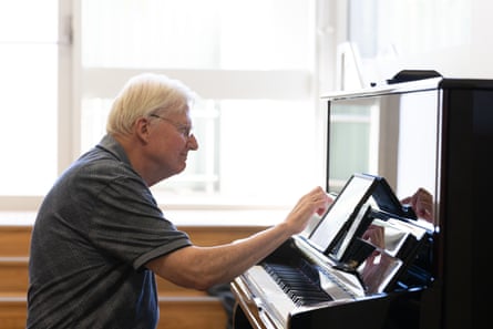 Pianist Malcolm Edey at piano