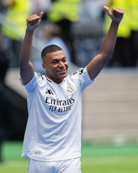 Kylian Mbappé greets the fans at his unveiling