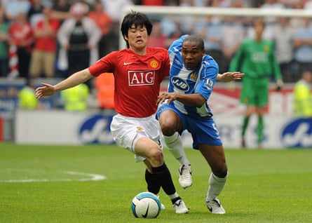 Manchester United’s Park Ji-sung and Wigan’s Wilson Palacios vie for the ball in a Premier League match in 2008