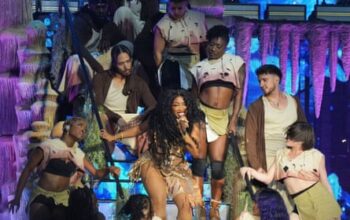 SZA at Glastonbury review – electric eclecticism from today’s greatest R&B star