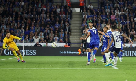 An unmarked Jamie Vardy heads Leicester back on level terms