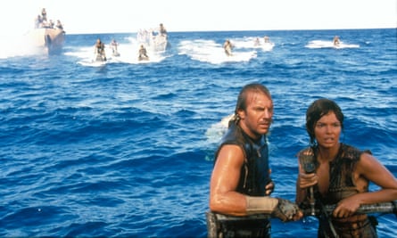 Kevin Costner and Jeanne Tripplehorn in Waterworld (1995).