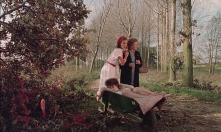 Juliet Stevenson, Joan Plowright and Jane Gurnett in Drowning by Numbers