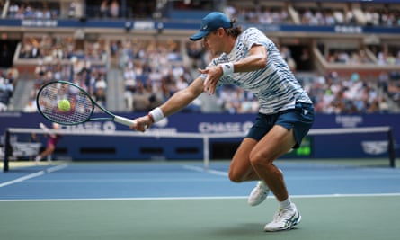 Alex de Minaur returns a backhand from the baseline against Jack Draper during their US Open quarter-final