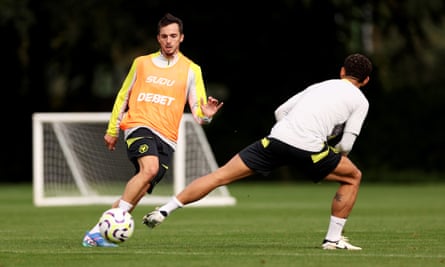 Pablo Sarabia passes the ball in training.