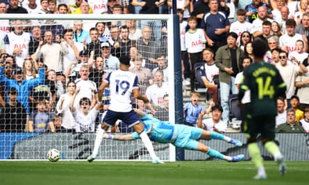 Solanke and Johnson ease Tottenham worries in comeback win over Brentford