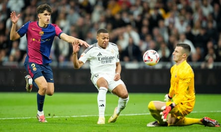 Kylian Mbappé’s shot is saved by Barcelona goalkeeper Iñaki Peña.